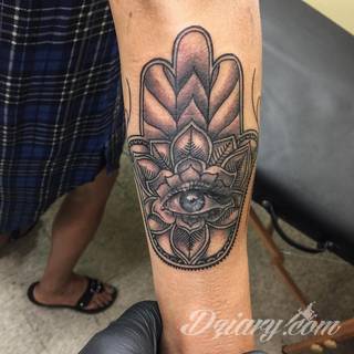 Hamsa, czyli ręka boga lub ręka opatrzności inspiruje osoby poszukujące symetrycznego, symbolicznego tatuażu nawiązującego do wierzeń. Zaletą tej kolekcji jest wielowątkowość kolorystyczna. Hamsa na tatuażu może przyjąć formę czarno-białą jak i nasyconą wieloma barwami. 