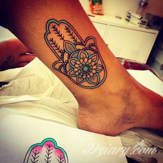 Hamsa, czyli ręka boga lub ręka opatrzności inspiruje osoby poszukujące symetrycznego, symbolicznego tatuażu nawiązującego do wierzeń. Zaletą tej kolekcji jest wielowątkowość kolorystyczna. Hamsa na tatuażu może przyjąć formę czarno-białą jak i nasyconą wieloma barwami. 