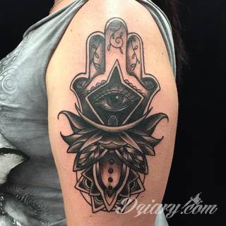 Hamsa, czyli ręka boga lub ręka opatrzności inspiruje osoby poszukujące symetrycznego, symbolicznego tatuażu nawiązującego do wierzeń. Zaletą tej kolekcji jest wielowątkowość kolorystyczna. Hamsa na tatuażu może przyjąć formę czarno-białą jak i nasyconą wieloma barwami. 