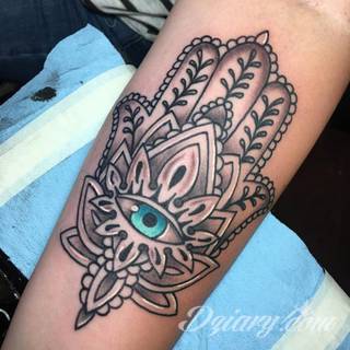 Hamsa, czyli ręka boga lub ręka opatrzności inspiruje osoby poszukujące symetrycznego, symbolicznego tatuażu nawiązującego do wierzeń. Zaletą tej kolekcji jest wielowątkowość kolorystyczna. Hamsa na tatuażu może przyjąć formę czarno-białą jak i nasyconą wieloma barwami. 