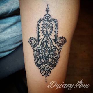 Hamsa, czyli ręka boga lub ręka opatrzności inspiruje osoby poszukujące symetrycznego, symbolicznego tatuażu nawiązującego do wierzeń. Zaletą tej kolekcji jest wielowątkowość kolorystyczna. Hamsa na tatuażu może przyjąć formę czarno-białą jak i nasyconą wieloma barwami. 