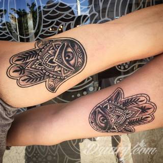 Hamsa, czyli ręka boga lub ręka opatrzności inspiruje osoby poszukujące symetrycznego, symbolicznego tatuażu nawiązującego do wierzeń. Zaletą tej kolekcji jest wielowątkowość kolorystyczna. Hamsa na tatuażu może przyjąć formę czarno-białą jak i nasyconą wieloma barwami. 