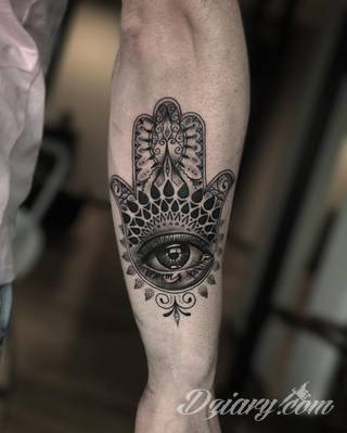 Hamsa, czyli ręka boga lub ręka opatrzności inspiruje osoby poszukujące symetrycznego, symbolicznego tatuażu nawiązującego do wierzeń. Zaletą tej kolekcji jest wielowątkowość kolorystyczna. Hamsa na tatuażu może przyjąć formę czarno-białą jak i nasyconą wieloma barwami. 
