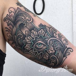 Hamsa, czyli ręka boga lub ręka opatrzności inspiruje osoby poszukujące symetrycznego, symbolicznego tatuażu nawiązującego do wierzeń. Zaletą tej kolekcji jest wielowątkowość kolorystyczna. Hamsa na tatuażu może przyjąć formę czarno-białą jak i nasyconą wieloma barwami. 