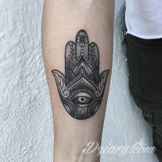 Hamsa, czyli ręka boga lub ręka opatrzności inspiruje osoby poszukujące symetrycznego, symbolicznego tatuażu nawiązującego do wierzeń. Zaletą tej kolekcji jest wielowątkowość kolorystyczna. Hamsa na tatuażu może przyjąć formę czarno-białą jak i nasyconą wieloma barwami. 