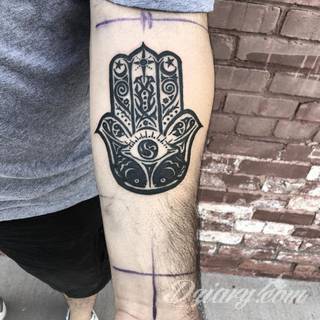 Hamsa, czyli ręka boga lub ręka opatrzności inspiruje osoby poszukujące symetrycznego, symbolicznego tatuażu nawiązującego do wierzeń. Zaletą tej kolekcji jest wielowątkowość kolorystyczna. Hamsa na tatuażu może przyjąć formę czarno-białą jak i nasyconą wieloma barwami. 
