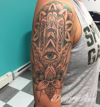 Hamsa, czyli ręka boga lub ręka opatrzności inspiruje osoby poszukujące symetrycznego, symbolicznego tatuażu nawiązującego do wierzeń. Zaletą tej kolekcji jest wielowątkowość kolorystyczna. Hamsa na tatuażu może przyjąć formę czarno-białą jak i nasyconą wieloma barwami. 