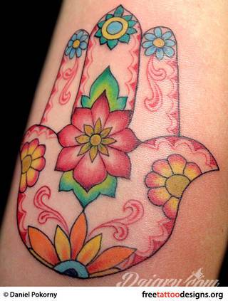 Hamsa, czyli ręka boga lub ręka opatrzności inspiruje osoby poszukujące symetrycznego, symbolicznego tatuażu nawiązującego do wierzeń. Zaletą tej kolekcji jest wielowątkowość kolorystyczna. Hamsa na tatuażu może przyjąć formę czarno-białą jak i nasyconą wieloma barwami. 
