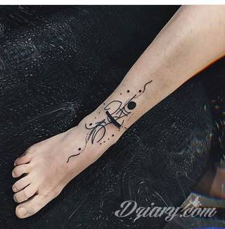 Tatuaże powracające do podstaw; handpoke to sztuka tworzenia zdobień nie maszynowo, a ręcznie. Tatuaże są lekkie, zazwyczaj niewielkie, ale zawsze nadzwyczaj oryginalne będąc swoistym nawiązaniem do korzeni skórnej grafiki. 