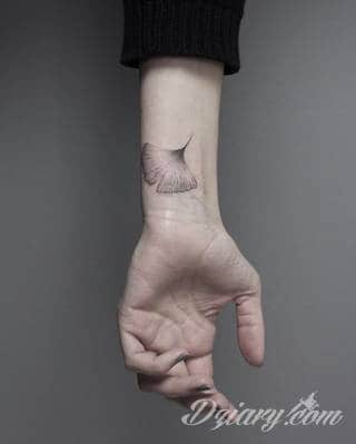 Tatuaże powracające do podstaw; handpoke to sztuka tworzenia zdobień nie maszynowo, a ręcznie. Tatuaże są lekkie, zazwyczaj niewielkie, ale zawsze nadzwyczaj oryginalne będąc swoistym nawiązaniem do korzeni skórnej grafiki. 