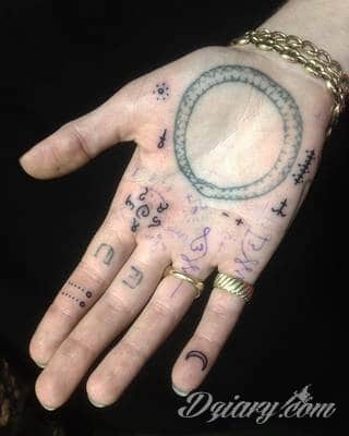 Tatuaże powracające do podstaw; handpoke to sztuka tworzenia zdobień nie maszynowo, a ręcznie. Tatuaże są lekkie, zazwyczaj niewielkie, ale zawsze nadzwyczaj oryginalne będąc swoistym nawiązaniem do korzeni skórnej grafiki. 
