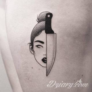 Tatuaże powracające do podstaw; handpoke to sztuka tworzenia zdobień nie maszynowo, a ręcznie. Tatuaże są lekkie, zazwyczaj niewielkie, ale zawsze nadzwyczaj oryginalne będąc swoistym nawiązaniem do korzeni skórnej grafiki. 