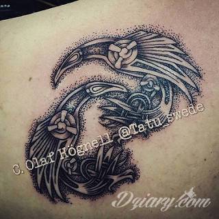 Tatuaże powracające do podstaw; handpoke to sztuka tworzenia zdobień nie maszynowo, a ręcznie. Tatuaże są lekkie, zazwyczaj niewielkie, ale zawsze nadzwyczaj oryginalne będąc swoistym nawiązaniem do korzeni skórnej grafiki. 