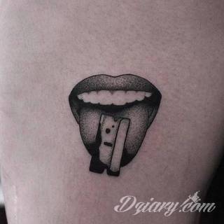 Tatuaże powracające do podstaw; handpoke to sztuka tworzenia zdobień nie maszynowo, a ręcznie. Tatuaże są lekkie, zazwyczaj niewielkie, ale zawsze nadzwyczaj oryginalne będąc swoistym nawiązaniem do korzeni skórnej grafiki. 