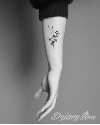 Tatuaże powracające do podstaw; handpoke to sztuka tworzenia zdobień nie maszynowo, a ręcznie. Tatuaże są lekkie, zazwyczaj niewielkie, ale zawsze nadzwyczaj oryginalne będąc swoistym nawiązaniem do korzeni skórnej grafiki. 