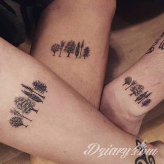 Tatuaże powracające do podstaw; handpoke to sztuka tworzenia zdobień nie maszynowo, a ręcznie. Tatuaże są lekkie, zazwyczaj niewielkie, ale zawsze nadzwyczaj oryginalne będąc swoistym nawiązaniem do korzeni skórnej grafiki. 