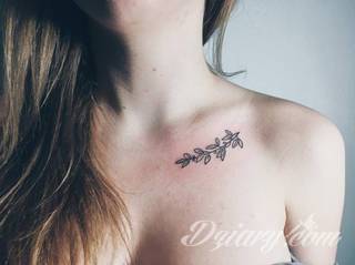 Tatuaże powracające do podstaw; handpoke to sztuka tworzenia zdobień nie maszynowo, a ręcznie. Tatuaże są lekkie, zazwyczaj niewielkie, ale zawsze nadzwyczaj oryginalne będąc swoistym nawiązaniem do korzeni skórnej grafiki. 