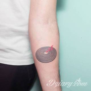 Tatuaże powracające do podstaw; handpoke to sztuka tworzenia zdobień nie maszynowo, a ręcznie. Tatuaże są lekkie, zazwyczaj niewielkie, ale zawsze nadzwyczaj oryginalne będąc swoistym nawiązaniem do korzeni skórnej grafiki. 