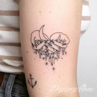 Tatuaże powracające do podstaw; handpoke to sztuka tworzenia zdobień nie maszynowo, a ręcznie. Tatuaże są lekkie, zazwyczaj niewielkie, ale zawsze nadzwyczaj oryginalne będąc swoistym nawiązaniem do korzeni skórnej grafiki. 