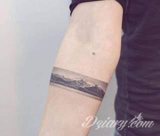 Tatuaże powracające do podstaw; handpoke to sztuka tworzenia zdobień nie maszynowo, a ręcznie. Tatuaże są lekkie, zazwyczaj niewielkie, ale zawsze nadzwyczaj oryginalne będąc swoistym nawiązaniem do korzeni skórnej grafiki. 