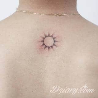 Tatuaże powracające do podstaw; handpoke to sztuka tworzenia zdobień nie maszynowo, a ręcznie. Tatuaże są lekkie, zazwyczaj niewielkie, ale zawsze nadzwyczaj oryginalne będąc swoistym nawiązaniem do korzeni skórnej grafiki. 