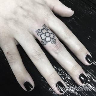 Tatuaże powracające do podstaw; handpoke to sztuka tworzenia zdobień nie maszynowo, a ręcznie. Tatuaże są lekkie, zazwyczaj niewielkie, ale zawsze nadzwyczaj oryginalne będąc swoistym nawiązaniem do korzeni skórnej grafiki. 