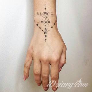 Tatuaże powracające do podstaw; handpoke to sztuka tworzenia zdobień nie maszynowo, a ręcznie. Tatuaże są lekkie, zazwyczaj niewielkie, ale zawsze nadzwyczaj oryginalne będąc swoistym nawiązaniem do korzeni skórnej grafiki. 