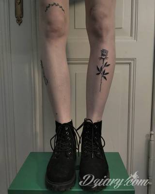 Tatuaże powracające do podstaw; handpoke to sztuka tworzenia zdobień nie maszynowo, a ręcznie. Tatuaże są lekkie, zazwyczaj niewielkie, ale zawsze nadzwyczaj oryginalne będąc swoistym nawiązaniem do korzeni skórnej grafiki. 