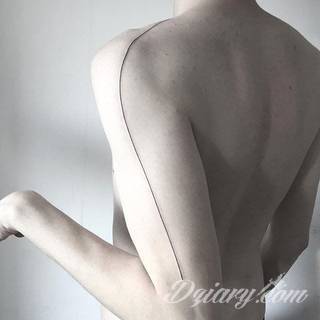 Tatuaże powracające do podstaw; handpoke to sztuka tworzenia zdobień nie maszynowo, a ręcznie. Tatuaże są lekkie, zazwyczaj niewielkie, ale zawsze nadzwyczaj oryginalne będąc swoistym nawiązaniem do korzeni skórnej grafiki. 