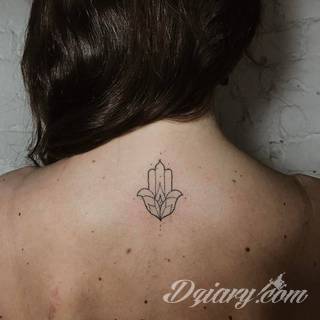 Tatuaże powracające do podstaw; handpoke to sztuka tworzenia zdobień nie maszynowo, a ręcznie. Tatuaże są lekkie, zazwyczaj niewielkie, ale zawsze nadzwyczaj oryginalne będąc swoistym nawiązaniem do korzeni skórnej grafiki. 
