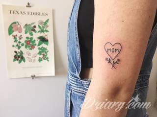 Tatuaże powracające do podstaw; handpoke to sztuka tworzenia zdobień nie maszynowo, a ręcznie. Tatuaże są lekkie, zazwyczaj niewielkie, ale zawsze nadzwyczaj oryginalne będąc swoistym nawiązaniem do korzeni skórnej grafiki. 