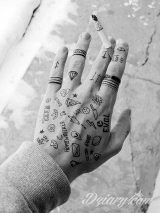 Tatuaże powracające do podstaw; handpoke to sztuka tworzenia zdobień nie maszynowo, a ręcznie. Tatuaże są lekkie, zazwyczaj niewielkie, ale zawsze nadzwyczaj oryginalne będąc swoistym nawiązaniem do korzeni skórnej grafiki. 