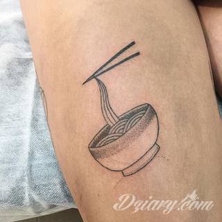 Tatuaże powracające do podstaw; handpoke to sztuka tworzenia zdobień nie maszynowo, a ręcznie. Tatuaże są lekkie, zazwyczaj niewielkie, ale zawsze nadzwyczaj oryginalne będąc swoistym nawiązaniem do korzeni skórnej grafiki. 