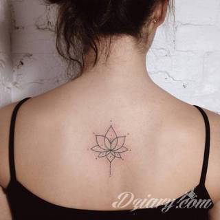 Tatuaże powracające do podstaw; handpoke to sztuka tworzenia zdobień nie maszynowo, a ręcznie. Tatuaże są lekkie, zazwyczaj niewielkie, ale zawsze nadzwyczaj oryginalne będąc swoistym nawiązaniem do korzeni skórnej grafiki. 