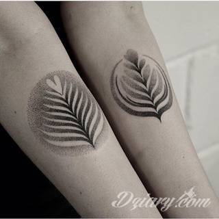 Tatuaże powracające do podstaw; handpoke to sztuka tworzenia zdobień nie maszynowo, a ręcznie. Tatuaże są lekkie, zazwyczaj niewielkie, ale zawsze nadzwyczaj oryginalne będąc swoistym nawiązaniem do korzeni skórnej grafiki. 