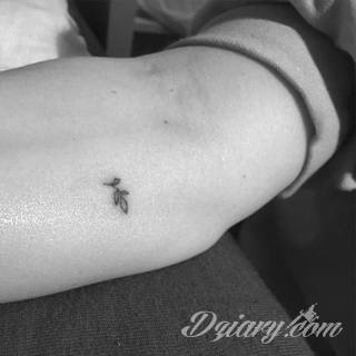 Tatuaże powracające do podstaw; handpoke to sztuka tworzenia zdobień nie maszynowo, a ręcznie. Tatuaże są lekkie, zazwyczaj niewielkie, ale zawsze nadzwyczaj oryginalne będąc swoistym nawiązaniem do korzeni skórnej grafiki. 