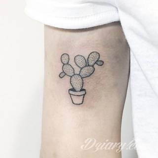 Tatuaże powracające do podstaw; handpoke to sztuka tworzenia zdobień nie maszynowo, a ręcznie. Tatuaże są lekkie, zazwyczaj niewielkie, ale zawsze nadzwyczaj oryginalne będąc swoistym nawiązaniem do korzeni skórnej grafiki. 
