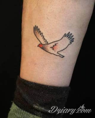 Tatuaże powracające do podstaw; handpoke to sztuka tworzenia zdobień nie maszynowo, a ręcznie. Tatuaże są lekkie, zazwyczaj niewielkie, ale zawsze nadzwyczaj oryginalne będąc swoistym nawiązaniem do korzeni skórnej grafiki. 