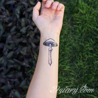 Tatuaże powracające do podstaw; handpoke to sztuka tworzenia zdobień nie maszynowo, a ręcznie. Tatuaże są lekkie, zazwyczaj niewielkie, ale zawsze nadzwyczaj oryginalne będąc swoistym nawiązaniem do korzeni skórnej grafiki. 