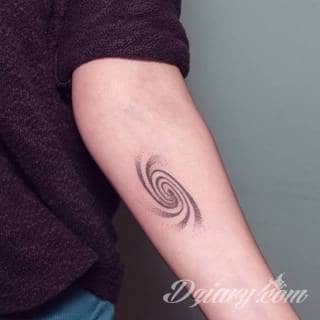 Tatuaże powracające do podstaw; handpoke to sztuka tworzenia zdobień nie maszynowo, a ręcznie. Tatuaże są lekkie, zazwyczaj niewielkie, ale zawsze nadzwyczaj oryginalne będąc swoistym nawiązaniem do korzeni skórnej grafiki. 