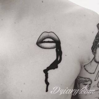 Tatuaże powracające do podstaw; handpoke to sztuka tworzenia zdobień nie maszynowo, a ręcznie. Tatuaże są lekkie, zazwyczaj niewielkie, ale zawsze nadzwyczaj oryginalne będąc swoistym nawiązaniem do korzeni skórnej grafiki. 