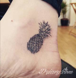 Tatuaże powracające do podstaw; handpoke to sztuka tworzenia zdobień nie maszynowo, a ręcznie. Tatuaże są lekkie, zazwyczaj niewielkie, ale zawsze nadzwyczaj oryginalne będąc swoistym nawiązaniem do korzeni skórnej grafiki. 