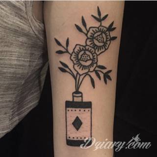 Tatuaże powracające do podstaw; handpoke to sztuka tworzenia zdobień nie maszynowo, a ręcznie. Tatuaże są lekkie, zazwyczaj niewielkie, ale zawsze nadzwyczaj oryginalne będąc swoistym nawiązaniem do korzeni skórnej grafiki. 