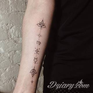 Tatuaże powracające do podstaw; handpoke to sztuka tworzenia zdobień nie maszynowo, a ręcznie. Tatuaże są lekkie, zazwyczaj niewielkie, ale zawsze nadzwyczaj oryginalne będąc swoistym nawiązaniem do korzeni skórnej grafiki. 