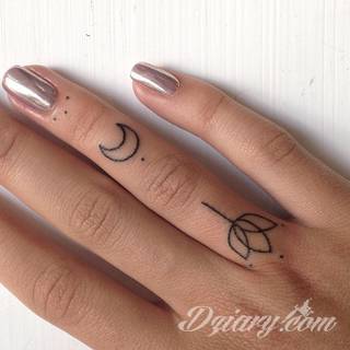 Tatuaże powracające do podstaw; handpoke to sztuka tworzenia zdobień nie maszynowo, a ręcznie. Tatuaże są lekkie, zazwyczaj niewielkie, ale zawsze nadzwyczaj oryginalne będąc swoistym nawiązaniem do korzeni skórnej grafiki. 