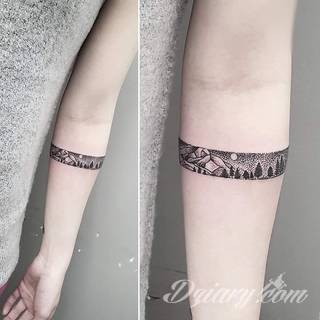 Tatuaże powracające do podstaw; handpoke to sztuka tworzenia zdobień nie maszynowo, a ręcznie. Tatuaże są lekkie, zazwyczaj niewielkie, ale zawsze nadzwyczaj oryginalne będąc swoistym nawiązaniem do korzeni skórnej grafiki. 