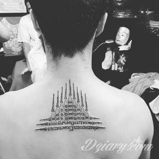 Tatuaże powracające do podstaw; handpoke to sztuka tworzenia zdobień nie maszynowo, a ręcznie. Tatuaże są lekkie, zazwyczaj niewielkie, ale zawsze nadzwyczaj oryginalne będąc swoistym nawiązaniem do korzeni skórnej grafiki. 