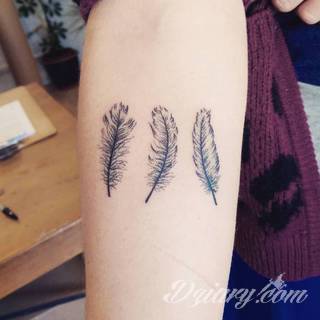 Tatuaże powracające do podstaw; handpoke to sztuka tworzenia zdobień nie maszynowo, a ręcznie. Tatuaże są lekkie, zazwyczaj niewielkie, ale zawsze nadzwyczaj oryginalne będąc swoistym nawiązaniem do korzeni skórnej grafiki. 