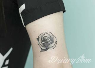 Tatuaże powracające do podstaw; handpoke to sztuka tworzenia zdobień nie maszynowo, a ręcznie. Tatuaże są lekkie, zazwyczaj niewielkie, ale zawsze nadzwyczaj oryginalne będąc swoistym nawiązaniem do korzeni skórnej grafiki. 