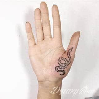Tatuaże powracające do podstaw; handpoke to sztuka tworzenia zdobień nie maszynowo, a ręcznie. Tatuaże są lekkie, zazwyczaj niewielkie, ale zawsze nadzwyczaj oryginalne będąc swoistym nawiązaniem do korzeni skórnej grafiki. 